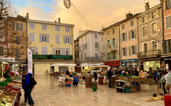 illustration Sortie au marché pour les 6ème de Charbillan !